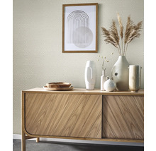 Pièce lumineuse avec papier peint à motifs, buffet en bois et objets de décoration