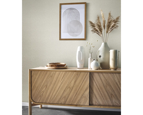 Pièce lumineuse avec papier peint à motifs, buffet en bois et objets de décoration