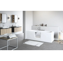 Badezimmer mit Badewanne mit Tür, Waschtischen und Spiegeln