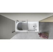 Rechteckige Badewanne mit Duschabtrennung und Armatur im Badezimmer