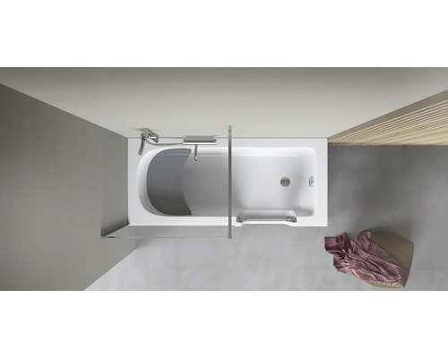 Baignoire rectangulaire avec paroi de douche et robinetterie dans la salle de bain