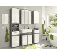 Helles Badezimmer mit Waschbeckenunterschrank, Spiegelschrank und Hochschränken in Holzoptik und Weiß