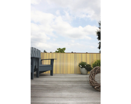 Terrasse avec clôture tressée, chaise et pots de fleurs