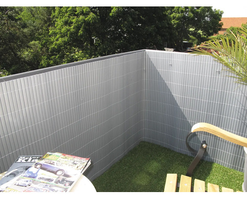 Balkon mit Sichtschutzwand aus Kunststoffelementen