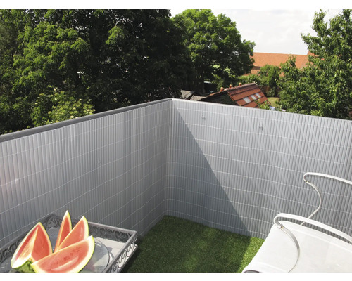 Balkon mit Sichtschutzwand, Kunstrasen und Wassermelone