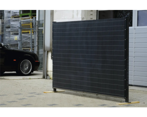 Écran d''intimité en plastique et métal installé à l''extérieur