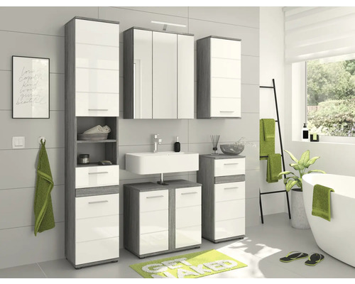 Badezimmer mit Waschtischunterschrank, Spiegelschrank und Hochschränken in hellem Holzdekor und Weiß