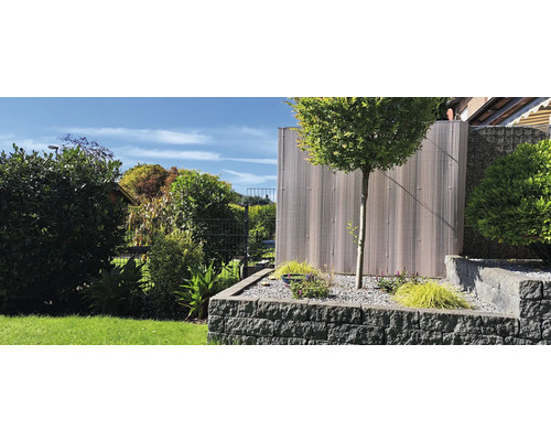 Brise-vue en bois avec rocaille plantée