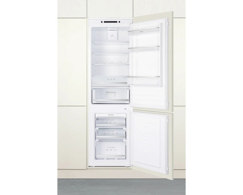 Réfrigérateur-congélateur intégré avec portes ouvertes, intérieur visible