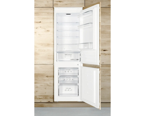 Geöffneter, weisser Einbaukühlschrank mit mehreren Fächern