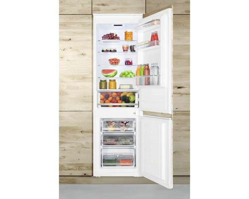 Geöffneter Kühlschrank mit diversen Lebensmitteln