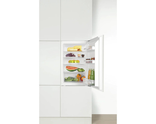 Réfrigérateur intégrable avec porte ouverte et aliments