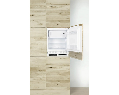 Réfrigérateur intégré avec porte ouverte dans une cuisine en bois