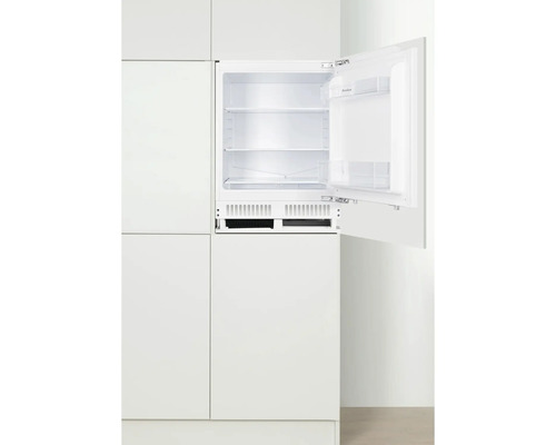 Réfrigérateur intégré avec porte ouverte.