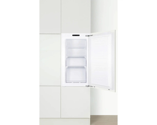 Congélateur intégrable avec porte ouverte et trois tiroirs dans un placard de cuisine blanc.