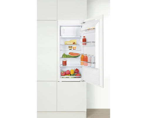 Réfrigérateur intégré avec porte ouverte et divers aliments à l''intérieur