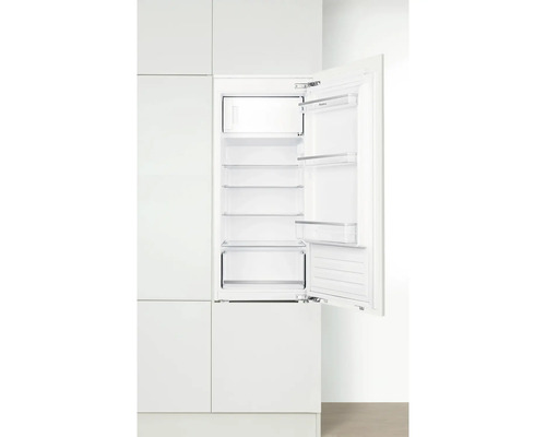 Réfrigérateur encastrable ouvert avec plusieurs étagères