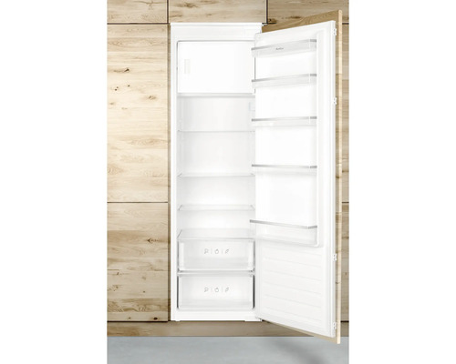 Réfrigérateur blanc ouvert avec étagères et tiroirs