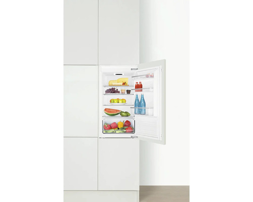 Einbaukühlschrank mit geöffneter Tür und Lebensmitteln