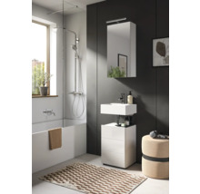 Salle de bains moderne avec baignoire, paroi de douche, lavabo et armoire de toilette