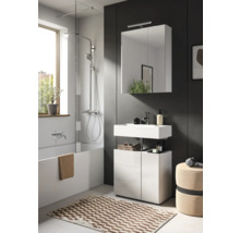 Salle de bains moderne avec baignoire, paroi de douche, meuble-lavabo et armoire de toilette