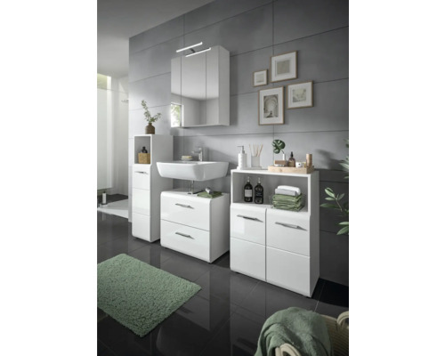 Modernes Badezimmer mit weißem Waschtisch, Spiegelschrank und grauem Fliesenboden