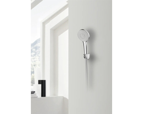 Douchette à main sur support mural dans la salle de bain