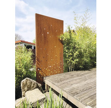 Scène de jardin avec brise-vue en métal couleur rouille et terrasse en bois