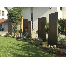 Jardin avec écrans de confidentialité en métal et statue de Bouddha