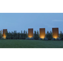 Jardin avec murs en acier Corten et éclairage