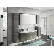 Modernes Badezimmer mit Waschtischunterschrank, Spiegelschrank und Hochschränken in Holzoptik