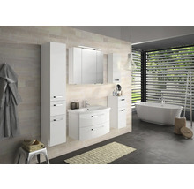 Badezimmer mit Waschtisch, Spiegelschrank, Hochschrank und Badewanne