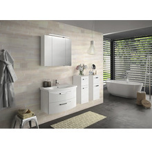 Modernes Badezimmer mit weißen Möbeln, Badewanne und Fensterjalousien für ein helles Ambiente