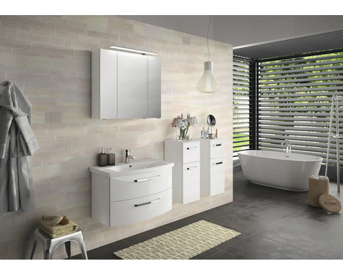 Modernes Badezimmer mit weißen Möbeln, Badewanne und Fensterjalousien für ein helles Ambiente