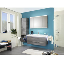 Modernes Badezimmer mit Waschbeckenunterschrank, Spiegelschrank, Hochschrank und Dusche