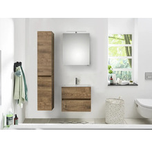 Helles Badezimmer mit Holz Waschbeckenunterschrank, Spiegelschrank und Hochschrank.
