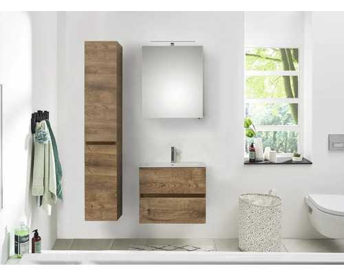 Helles Badezimmer mit Holz Waschbeckenunterschrank, Spiegelschrank und Hochschrank.