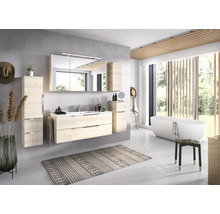 Helles Badezimmer mit Waschtisch, Spiegelschrank, Badewanne und Dekorationen für eine freundliche Atmosphäre.
