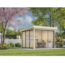 Bureau de jardin moderne avec façade en verre et revêtement en bois dans le jardin.