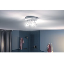 Deckenleuchte mit drei Strahlern im Badezimmer.