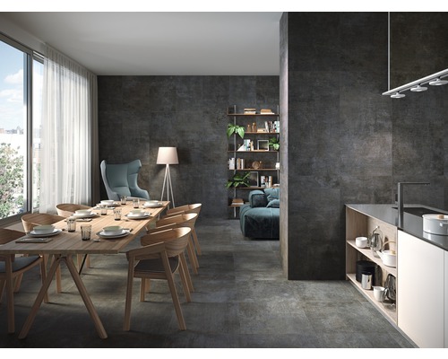 Modernes Wohnzimmer mit Esstisch, Stühlen, Regalen und dunklem Fliesenboden