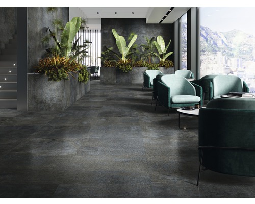 Elegantes Wartezimmer mit Bodenfliesen in Steinoptik, begrünten Trennwänden und Sesseln
