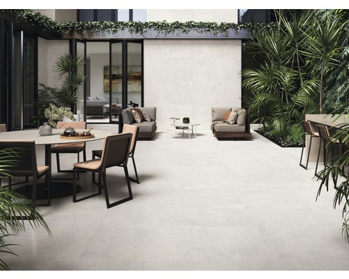 Terrasse mit Fliesenboden, Sitzgruppe und Pflanzen