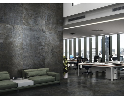Modernes Büro mit Wand- und Bodenfliesen in Betonoptik, Büromöbeln und Sitzecke