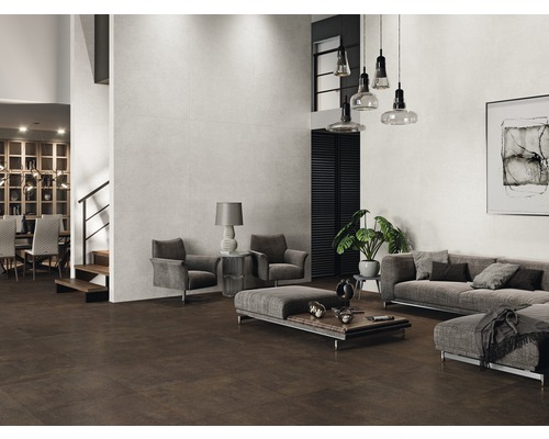 Großzügiger Wohnraum mit braunen Bodenfliesen und hellen Wandfliesen, ausgestattet mit grauen Möbeln.