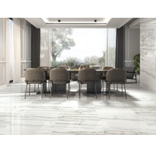 Salle à manger avec table et chaises sur carrelage imitation marbre