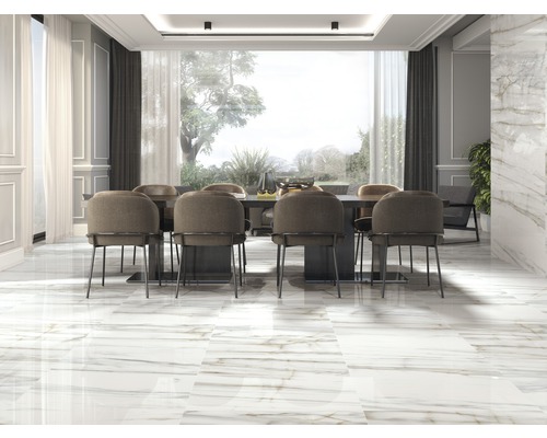 Salle à manger avec table et chaises sur carrelage imitation marbre