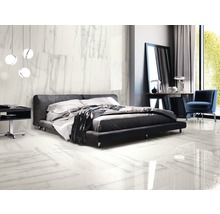 Helles Schlafzimmer mit Doppelbett, Nachttisch, Stuhl und Bodenfliesen in Marmoroptik