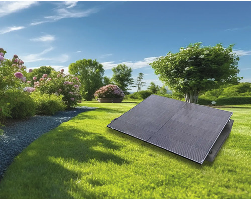 Panneau solaire sur pelouse dans un paysage de jardin
