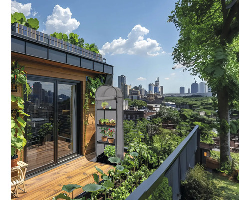 Balcon avec serre, plantes et vue sur la ville.